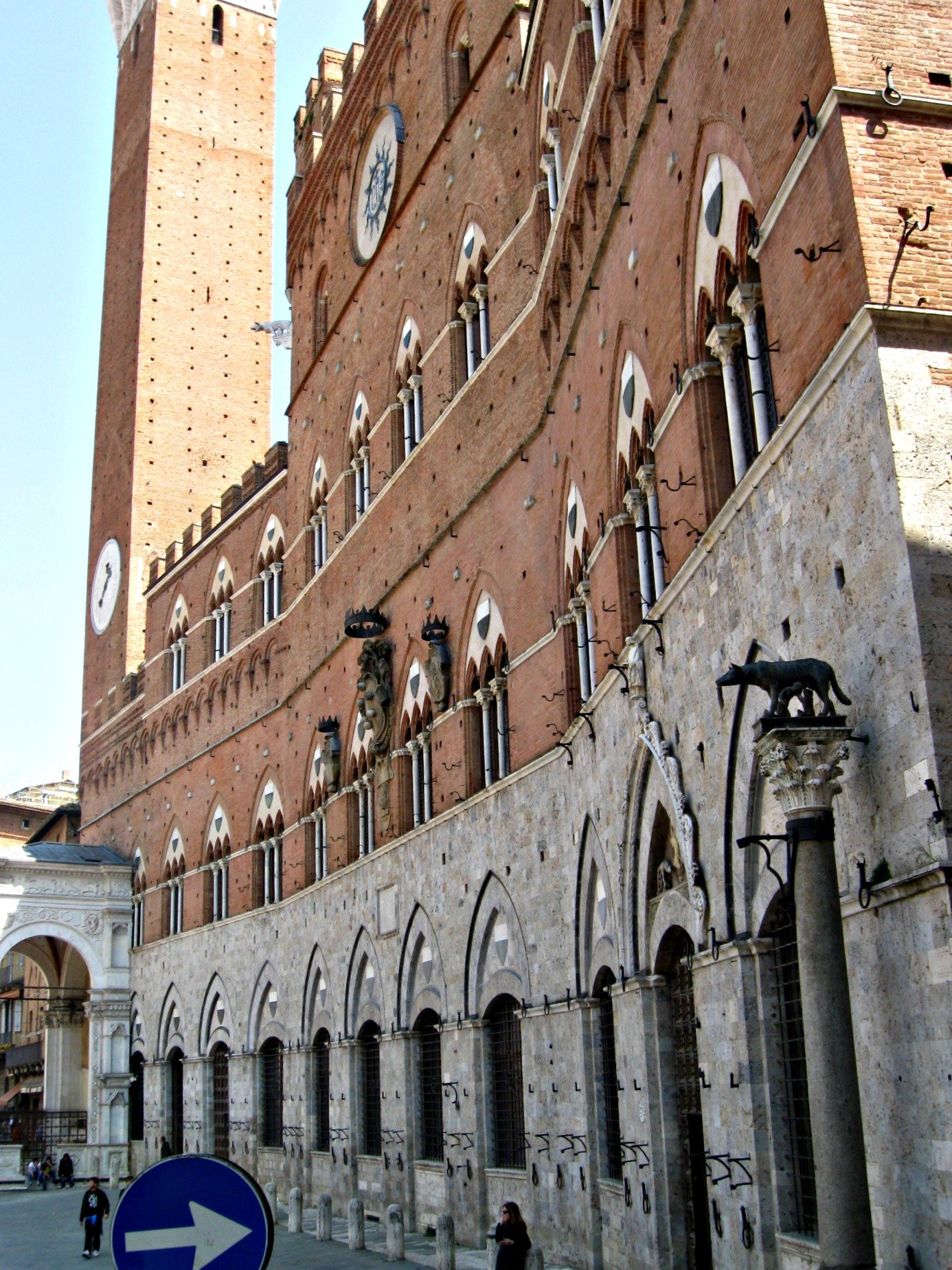 Curved wall of the Palazzo Pubblico
